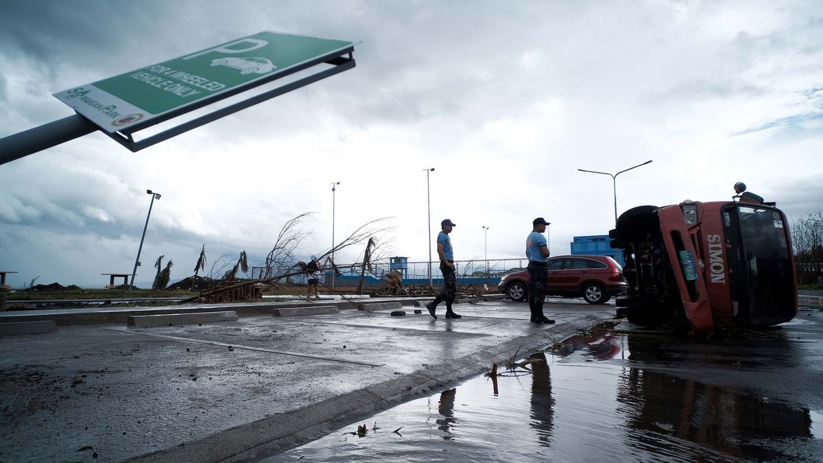 Filipíny zasáhl tajfun Phanfone, ničil domy a narušil dopravu